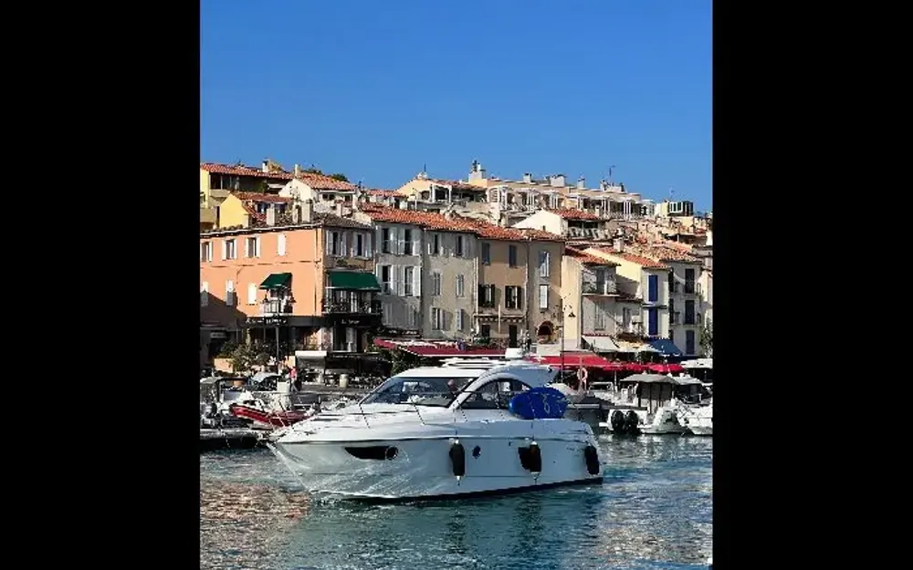 slider 1 Beneteau Flyer Gran Turismo 38
