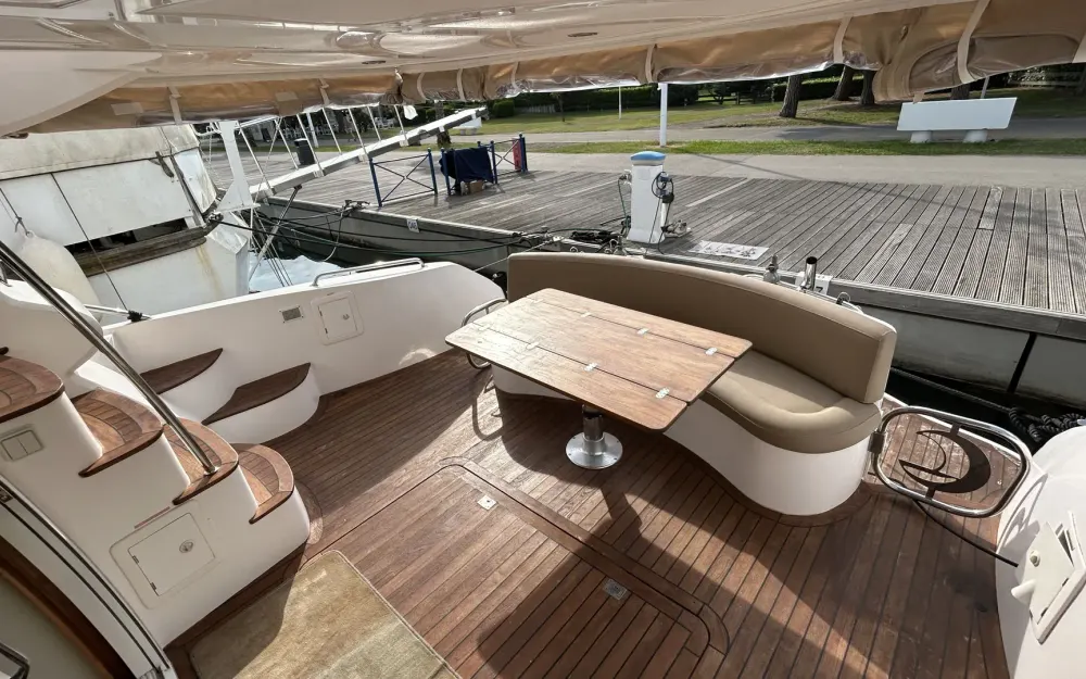 slider 3 Majesty Yachts Majesty 50