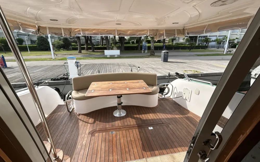 slider 4 Majesty Yachts Majesty 50