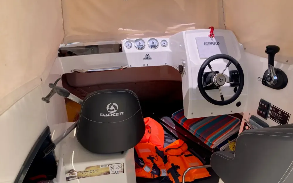slider 12 Parker  660 Pilothouse