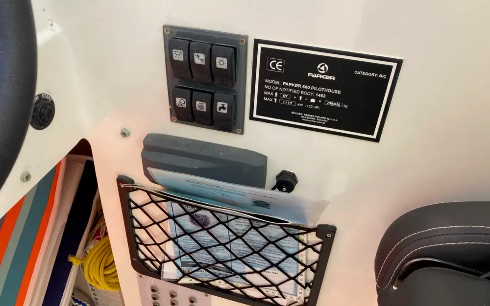 slider 13 Parker  660 Pilothouse