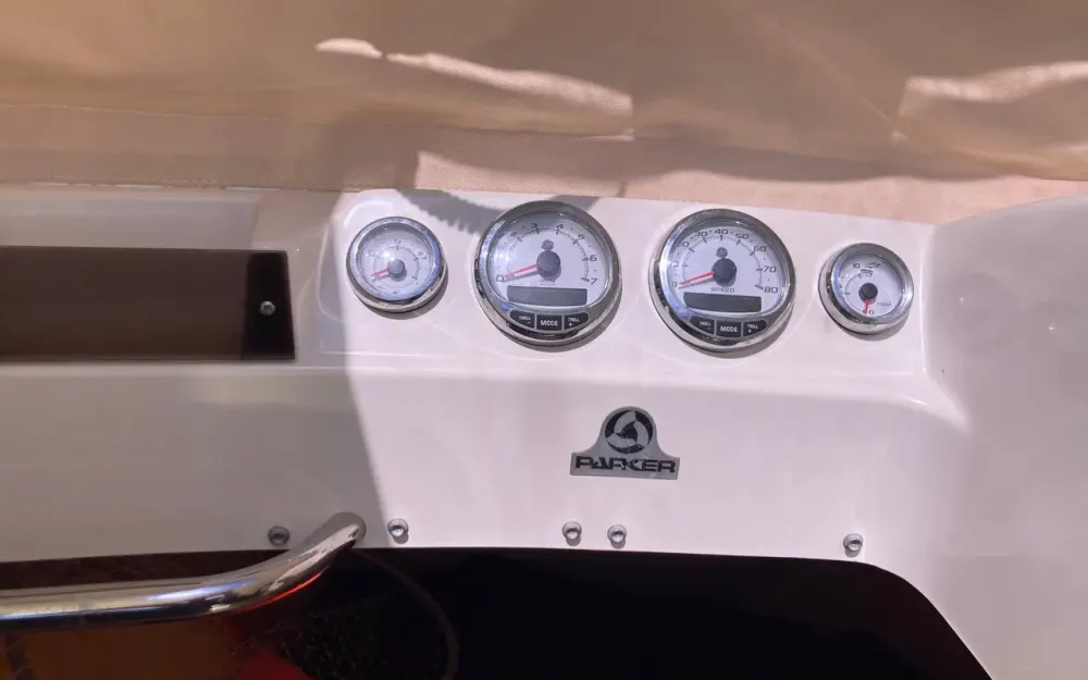 slider 15 Parker  660 Pilothouse