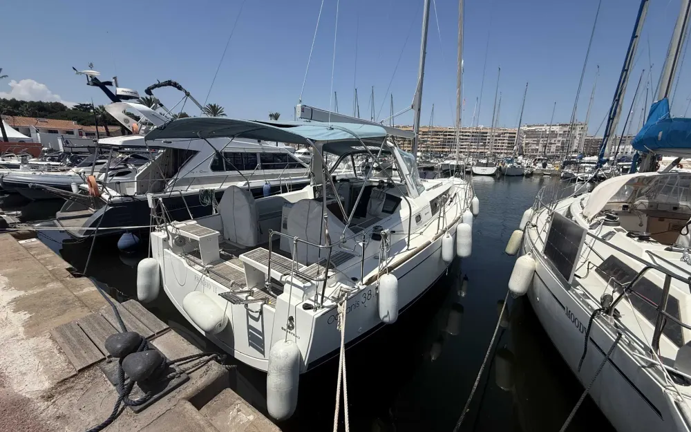slider 1 Beneteau Oceanis 38.1