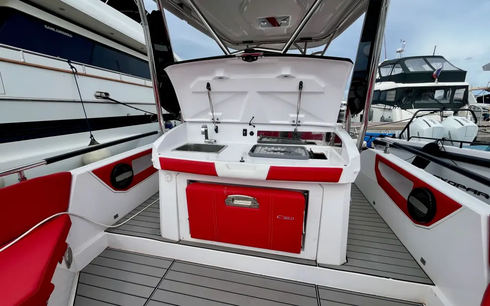 slider 5 Ranieri Cayman 38 Executive