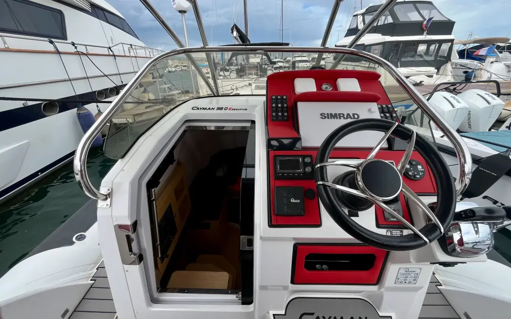 slider 7 Ranieri Cayman 38 Executive