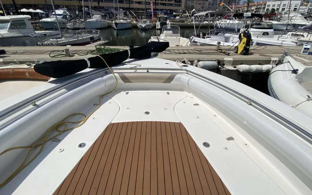 slider 11 Boston Whaler  320 Outrage