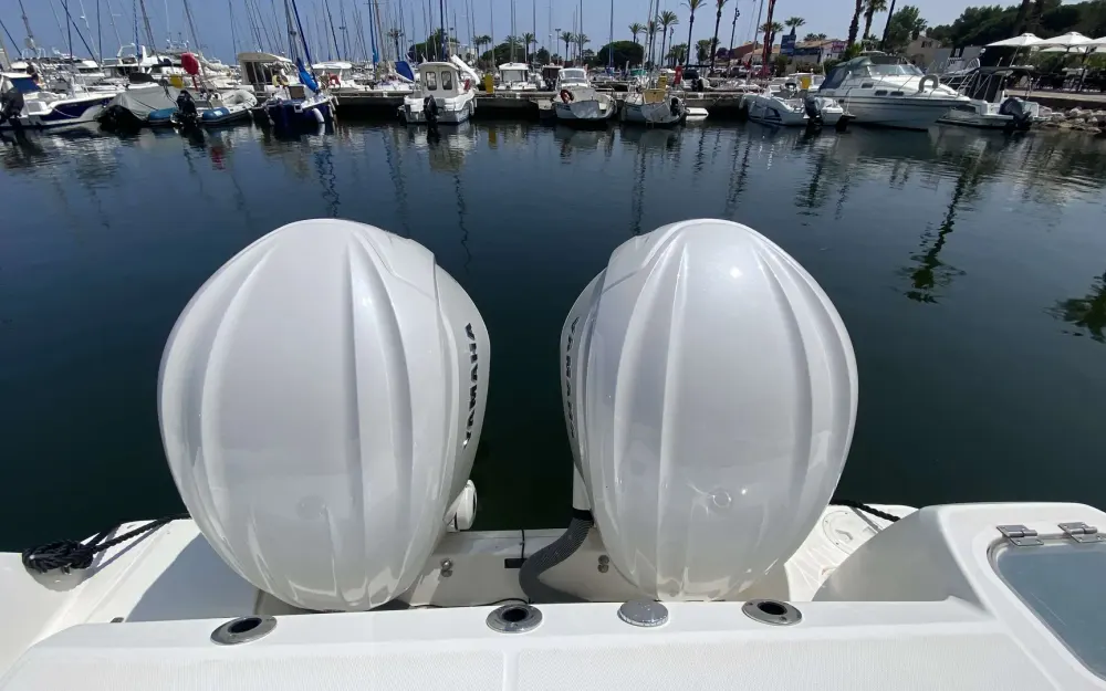 slider 12 Boston Whaler  320 Outrage