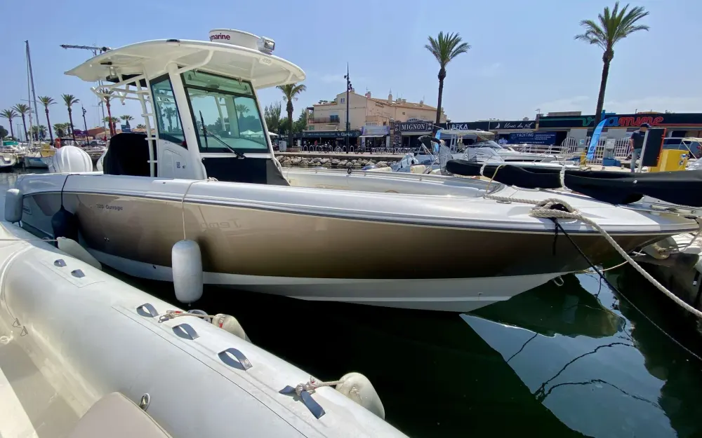 slider 1 Boston Whaler  320 Outrage