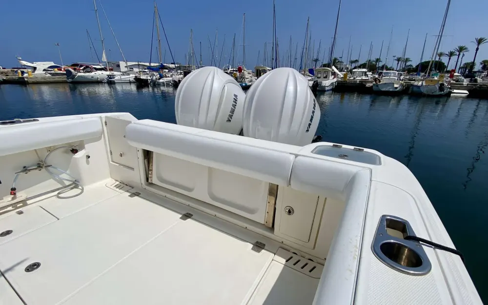 slider 6 Boston Whaler  320 Outrage
