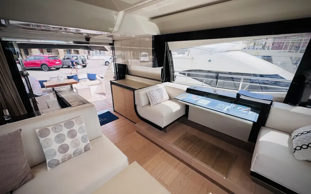 slider 9 Ferretti  550