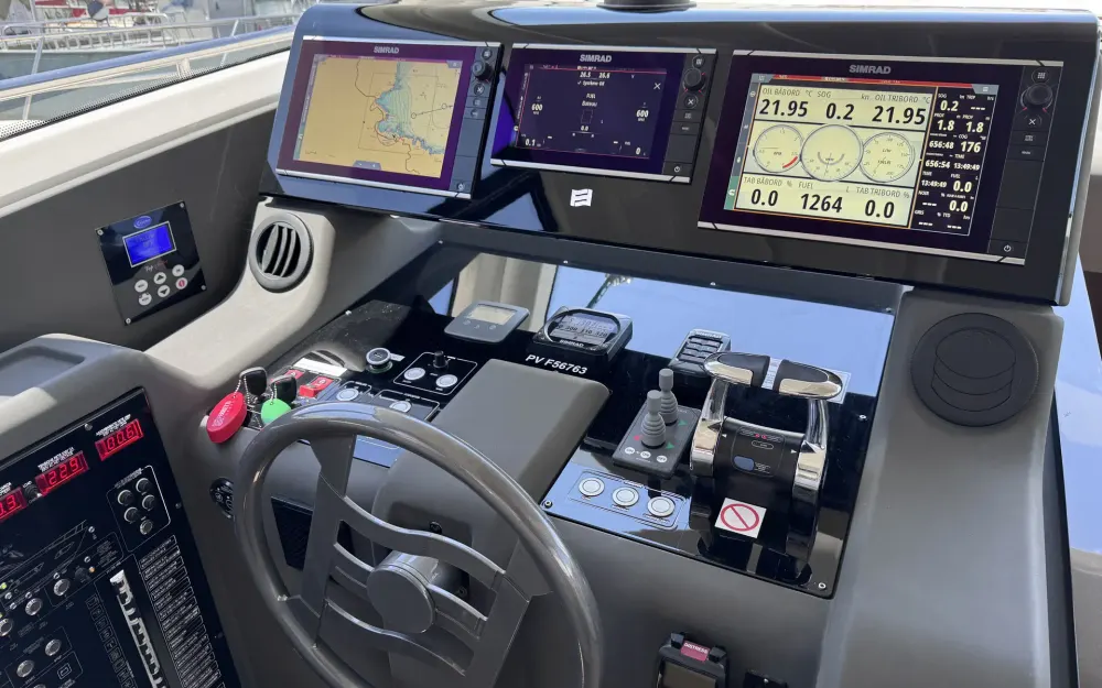 slider 8 Ferretti  550
