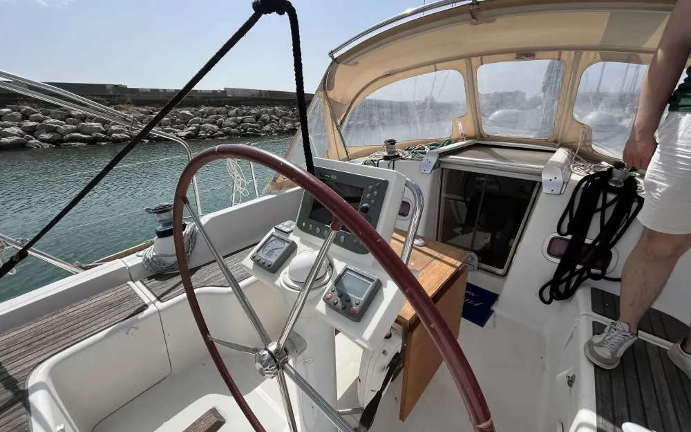 slider 1 Beneteau Oceanis 37