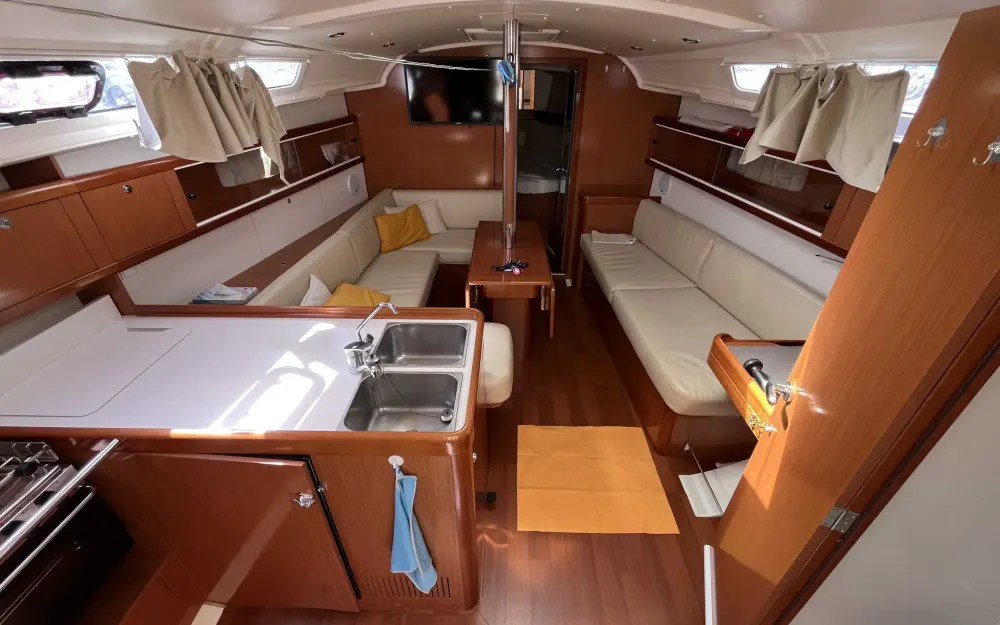 slider 3 Beneteau Oceanis 37