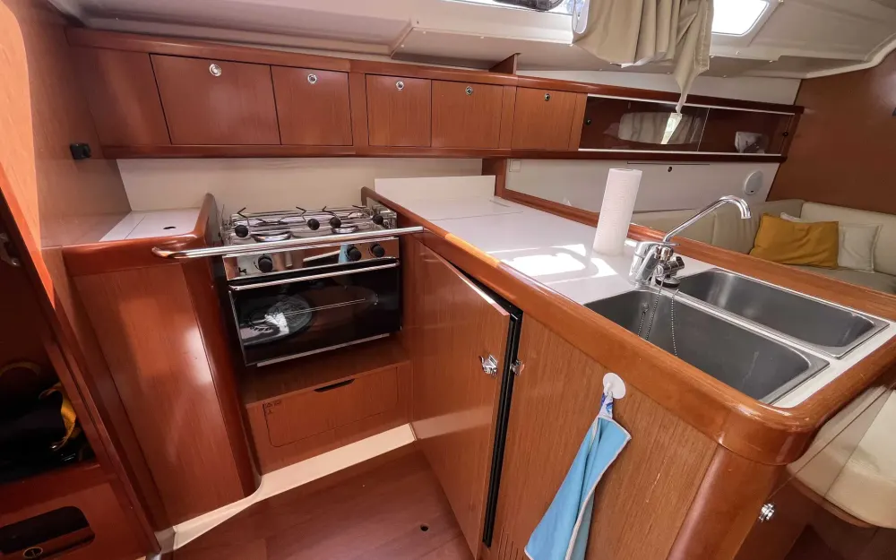 slider 4 Beneteau Oceanis 37
