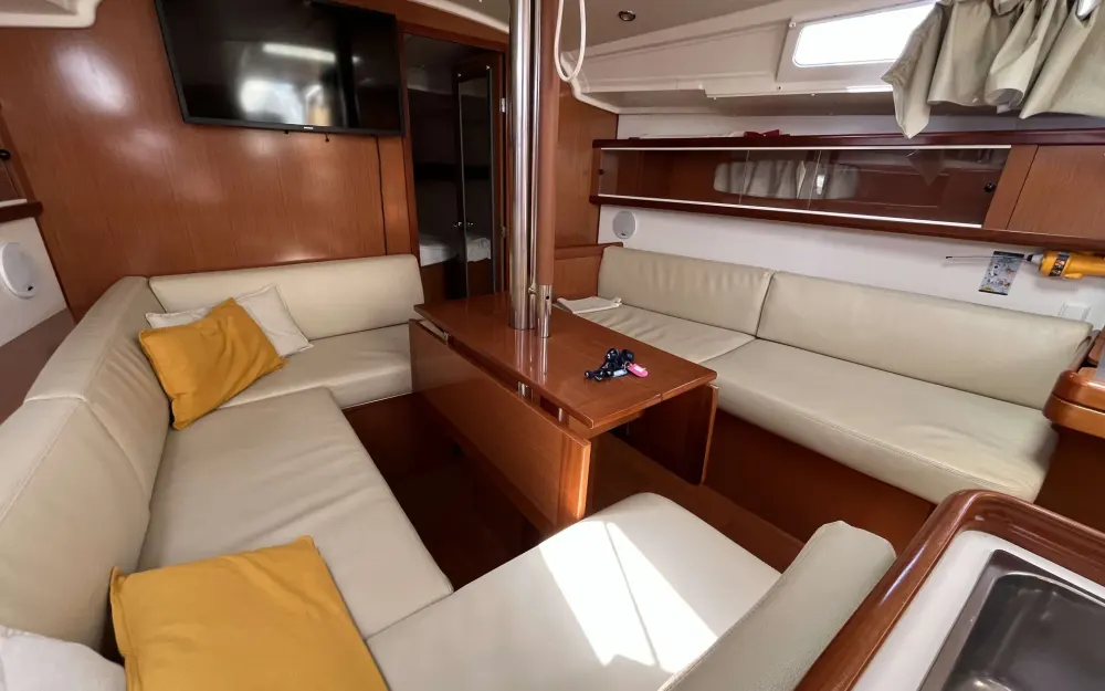 slider 5 Beneteau Oceanis 37