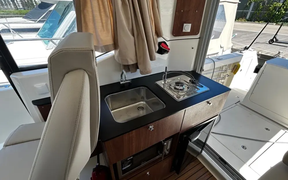 slider 10 Quicksilver  905 Pilothouse