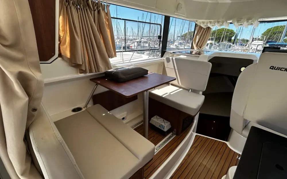 slider 12 Quicksilver  905 Pilothouse