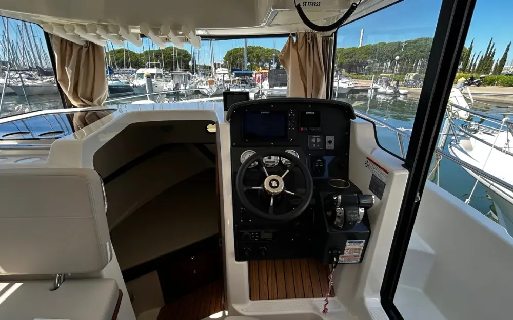 slider 13 Quicksilver  905 Pilothouse