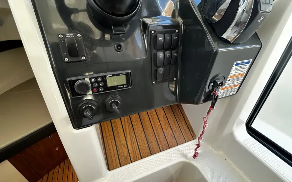 slider 15 Quicksilver  905 Pilothouse