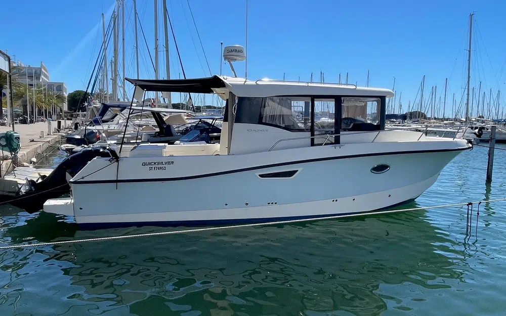 slider 0 Quicksilver 905 Pilothouse