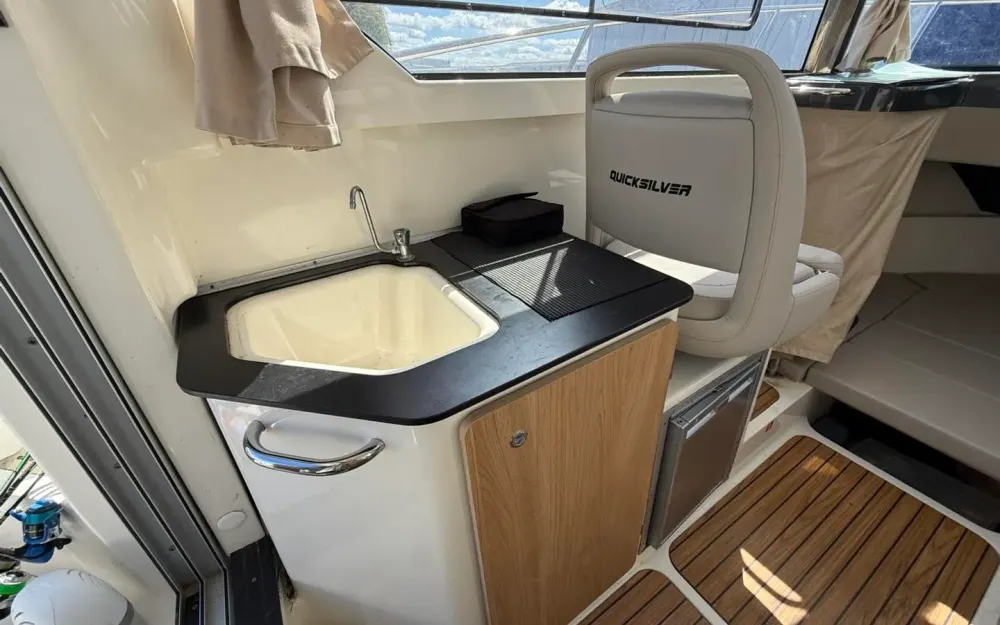 slider 2 Quicksilver  755 Pilothouse