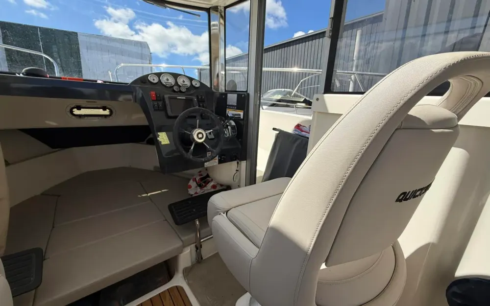 slider 8 Quicksilver  755 Pilothouse