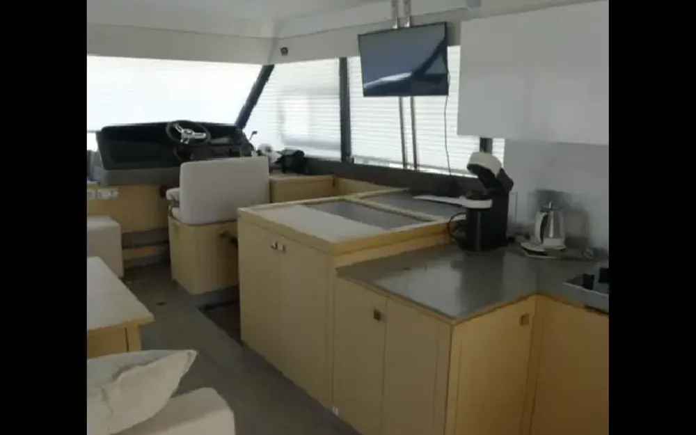 slider 18 Fountaine Pajot My 40