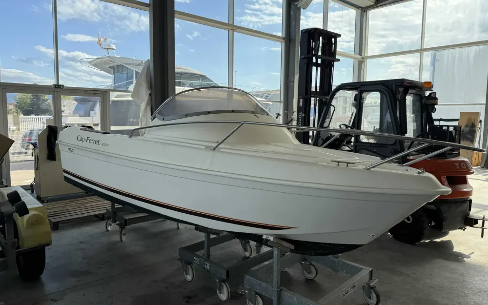 slider 1 B2 Marine Cap Ferret