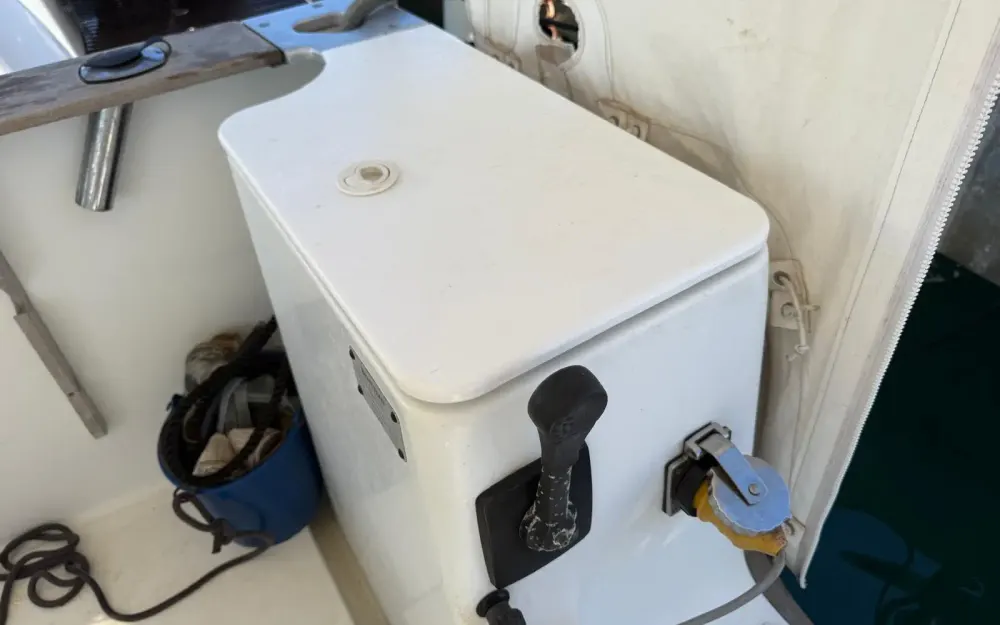 slider 11 Beneteau Antares 700 Fishing