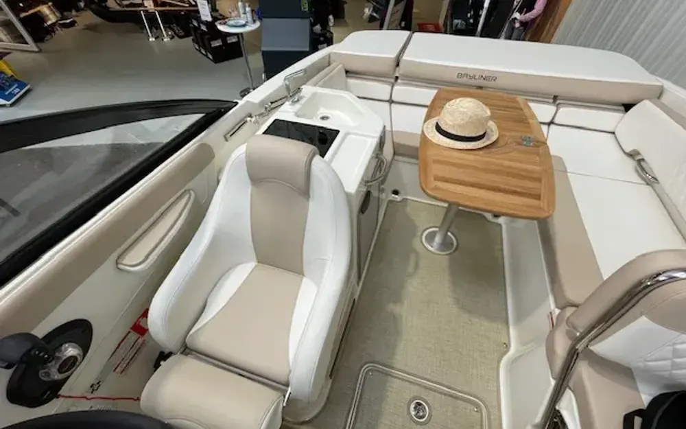 slider 10 Bayliner VR6 Cuddy