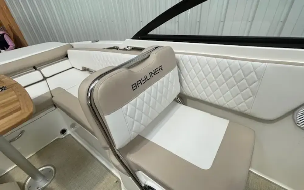slider 14 Bayliner VR6 Cuddy