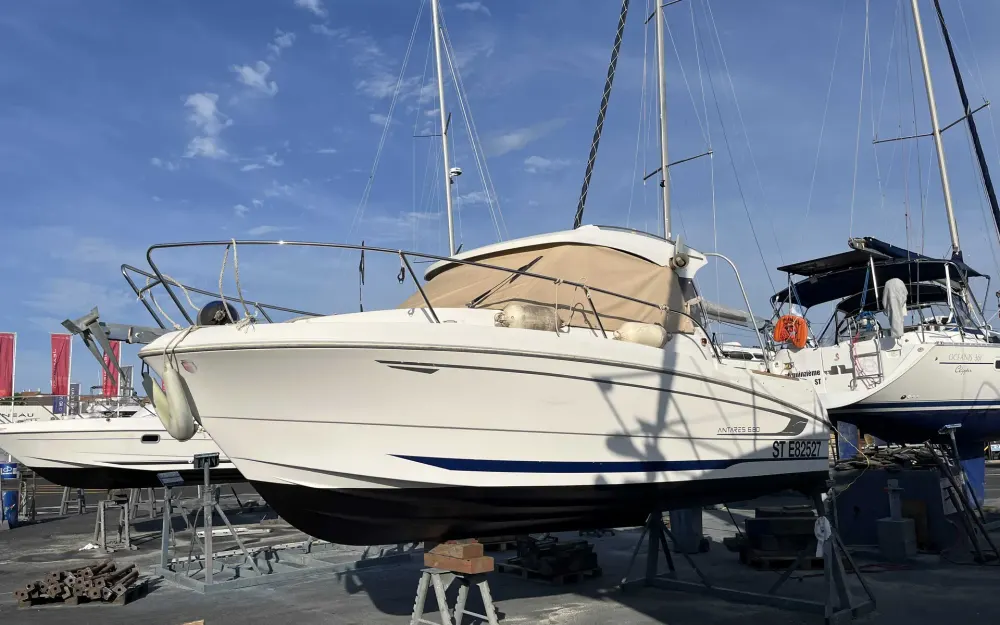 slider 1 Beneteau Antares 6.80