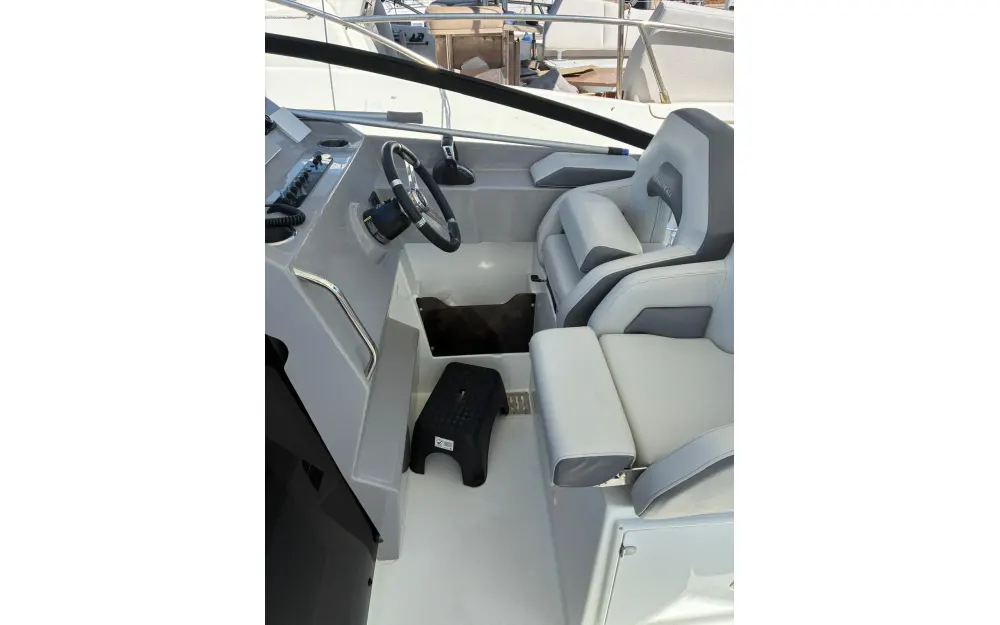 slider 9 Beneteau Flyer 10