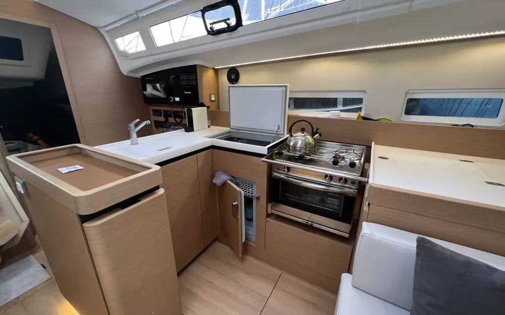 slider 13 Jeanneau Sun Odyssey 410