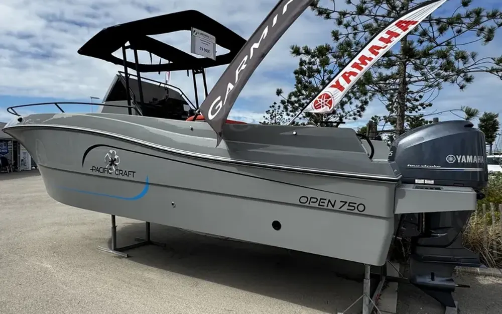 slider 2 Pacific Craft  750 Open