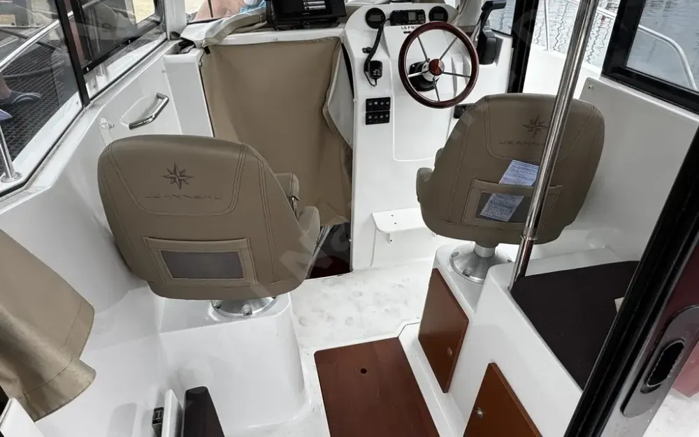 slider 10 Jeanneau Merry Fisher 695