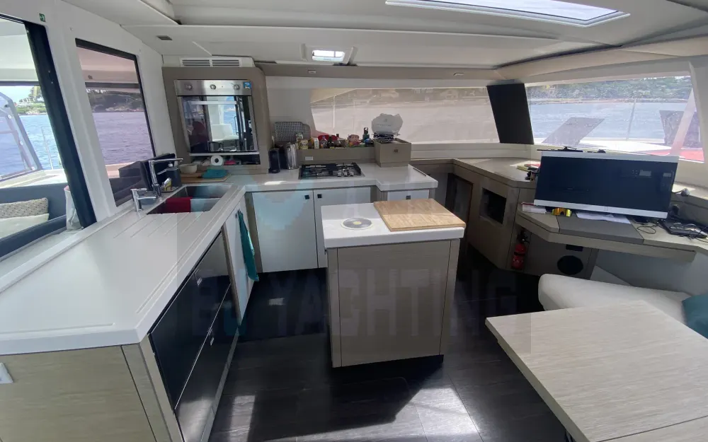 slider 8 Fountaine Pajot Saona 47