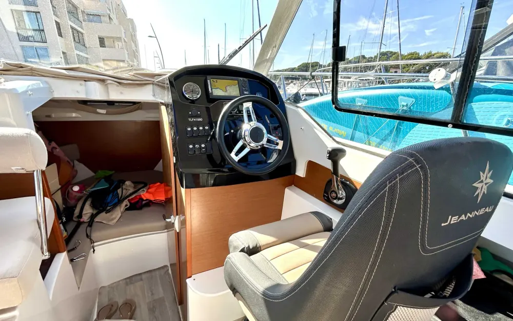 slider 6 Jeanneau Merry Fisher 795