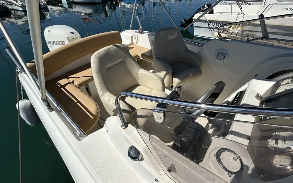 slider 2 Jeanneau Cap Camarat 715