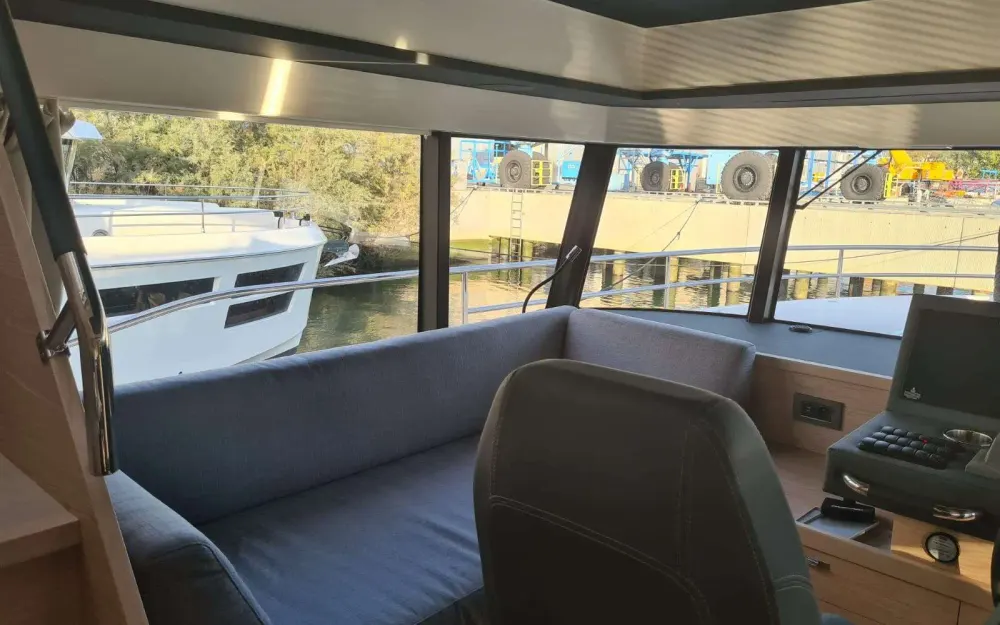 slider 9 Beneteau Grand Trawler 62