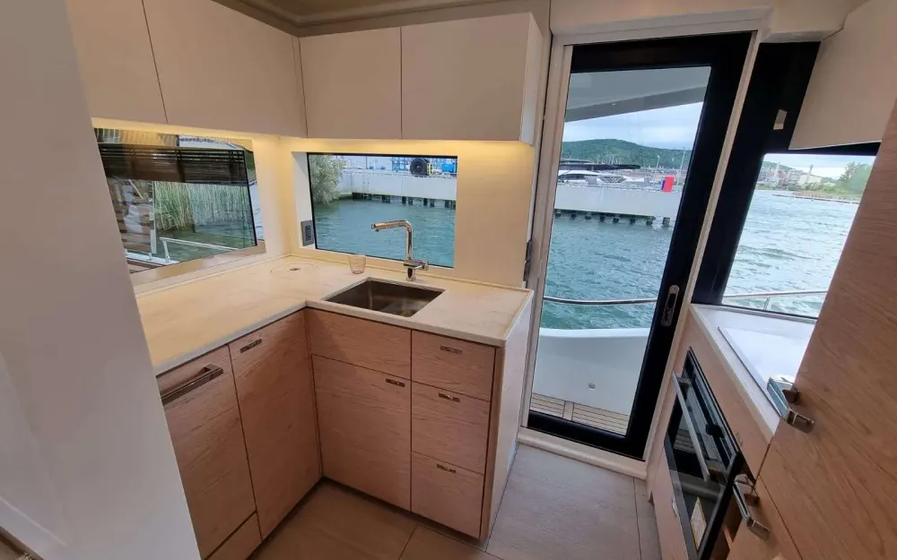 slider 11 Beneteau Grand Trawler 62