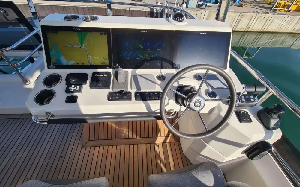 slider 13 Beneteau Grand Trawler 62