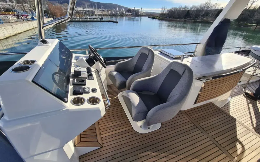slider 4 Beneteau Grand Trawler 62