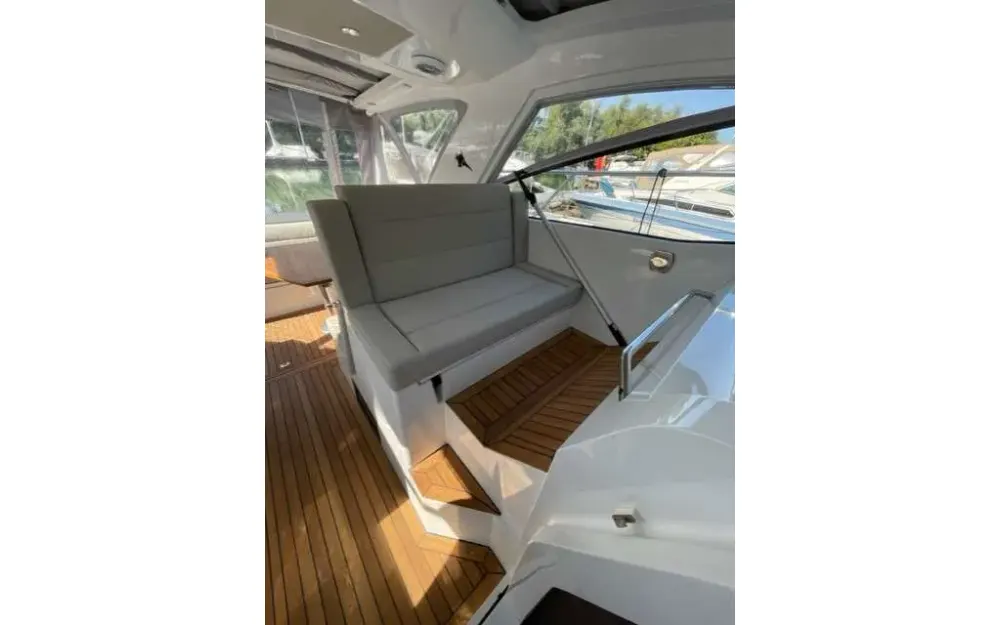 slider 9 Sealine  330 Sport