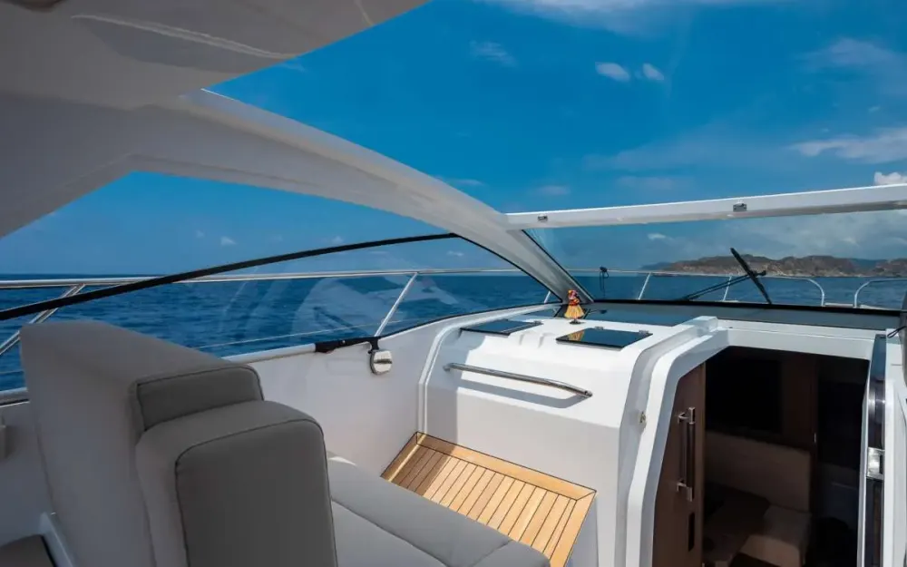 slider 12 Sealine  330 Sport
