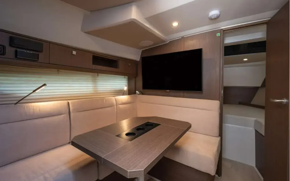 slider 15 Sealine  330 Sport