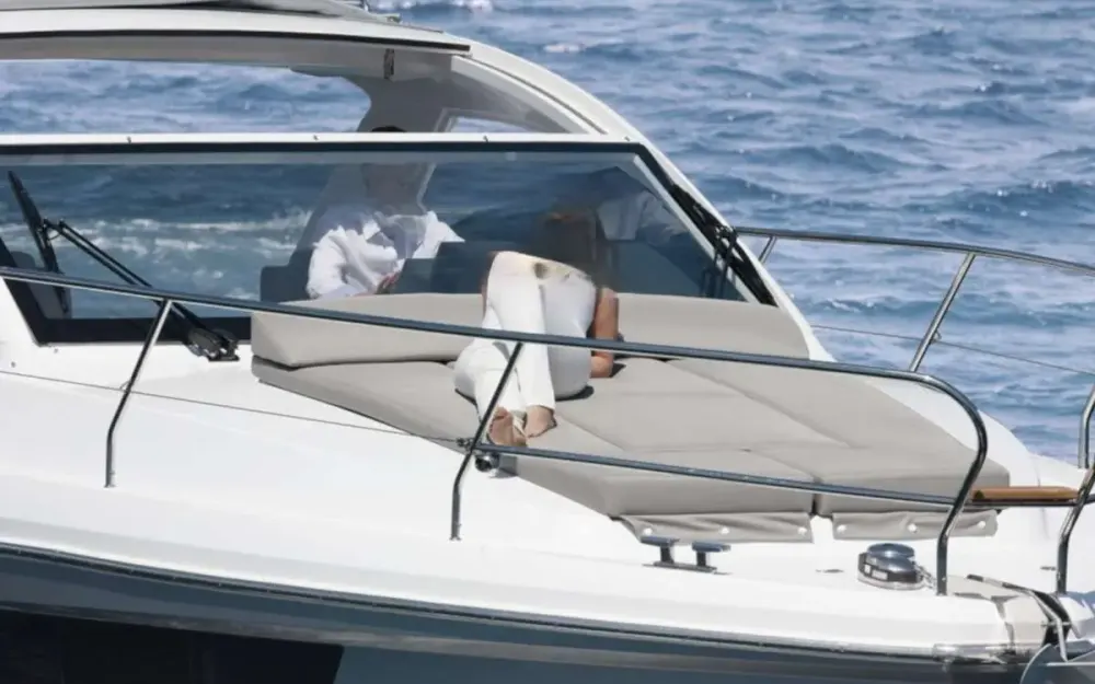 slider 18 Sealine  330 Sport