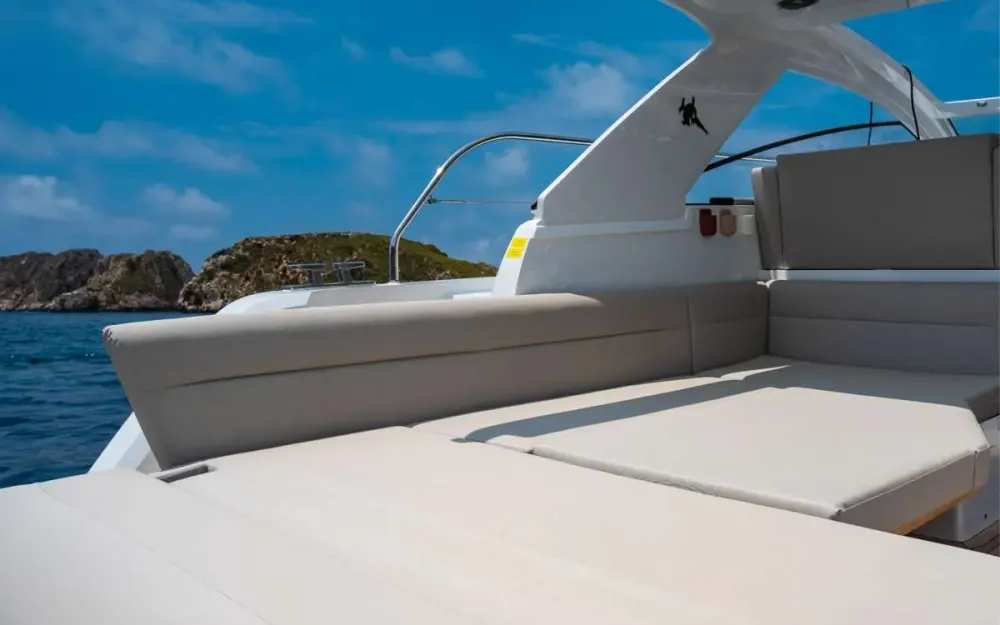 slider 1 Sealine  330 Sport