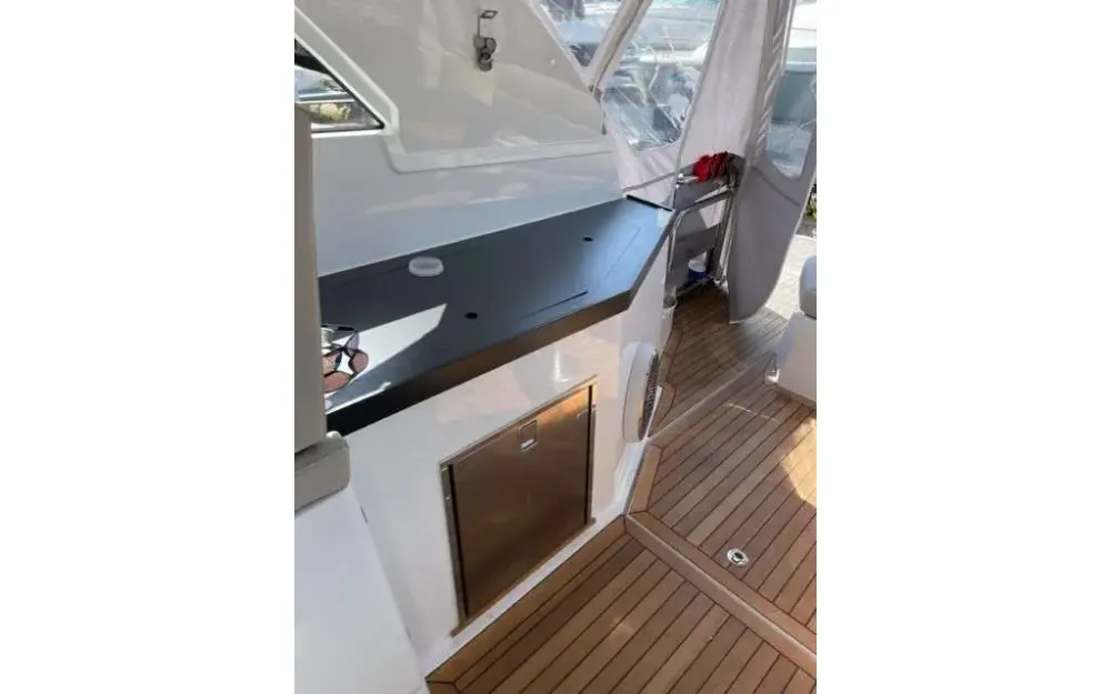 slider 19 Sealine  330 Sport