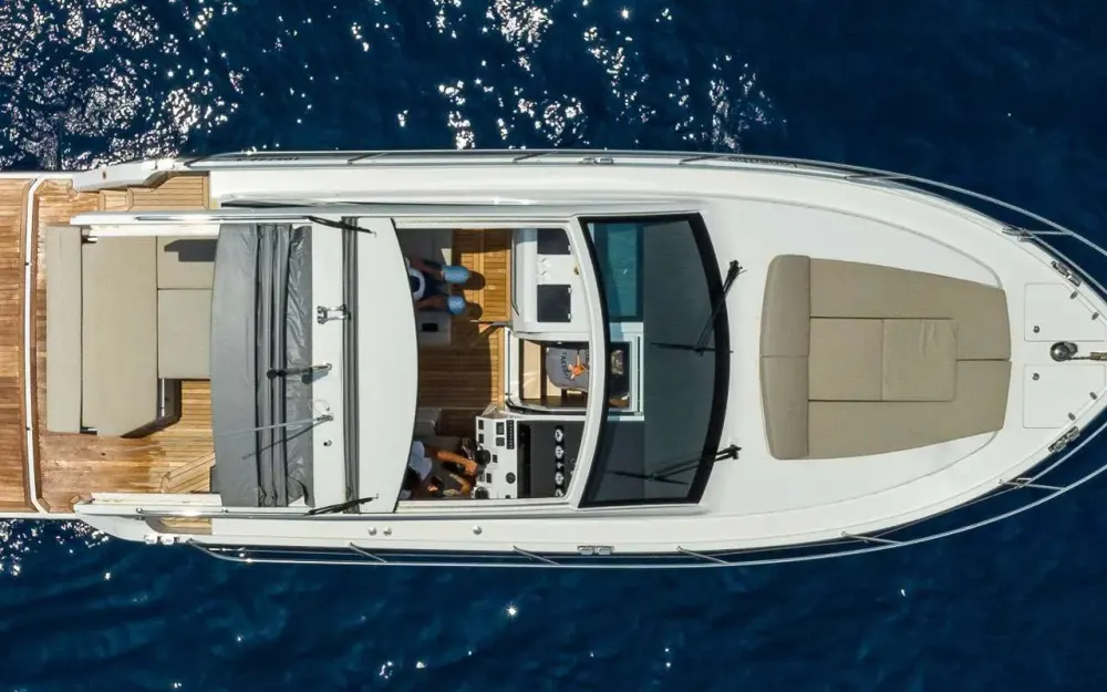 slider 21 Sealine  330 Sport